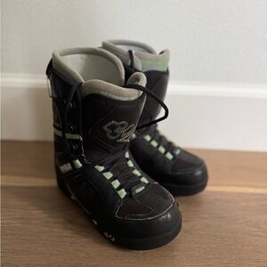 ThirtyTwo Prion women's lace up snowboard boots black green size 8.5